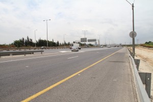 אזור התאונה, מבט מקרוב. הרכב עמד בשול הימני ועבר לאי התנועה המצויר, תוך שהוא חוצה שני נתיבים. ובדוח? התעלמות מוחלטת.