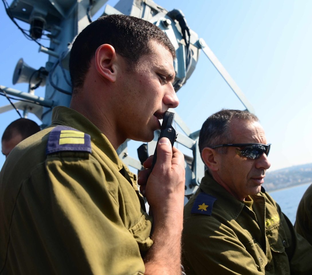 משמאל: יותם וייסברג ז"ל שנהרג בגלל מנגנון ניפוח מתוצרת TRW, מימין: איתי וייסברג, שבזכותו פוענחה התקלה